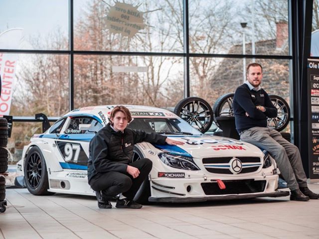 Må vi præsentere: Team Jørgen Hansen Biler med Mathias Lund - til venstre - og Ole Petersen. To sønderjyder, der vil være med der, hvor der bliver kørt stærkest i superklassen i dansk motorsport.